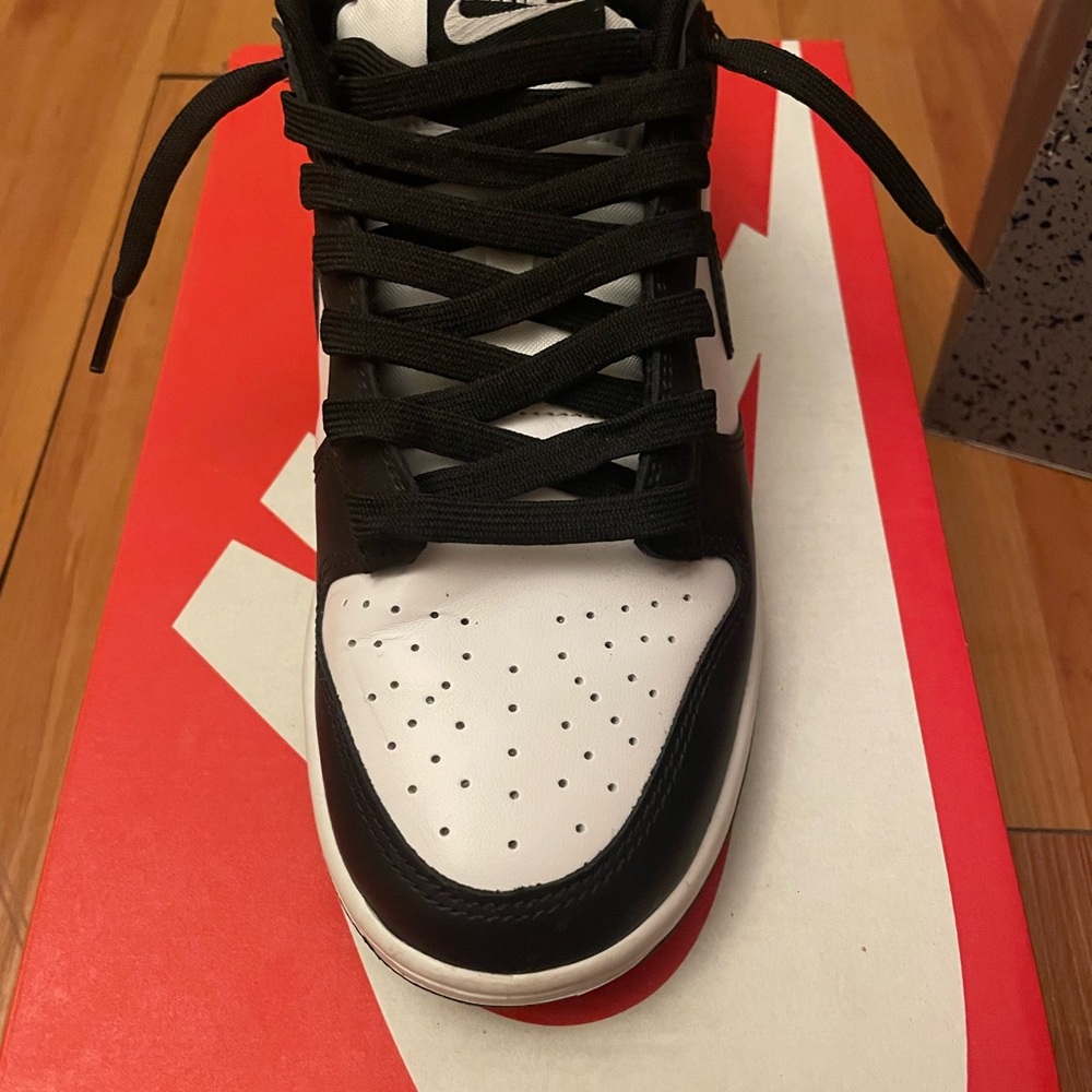 Nike Black and White Sneakers Men’s 8.5